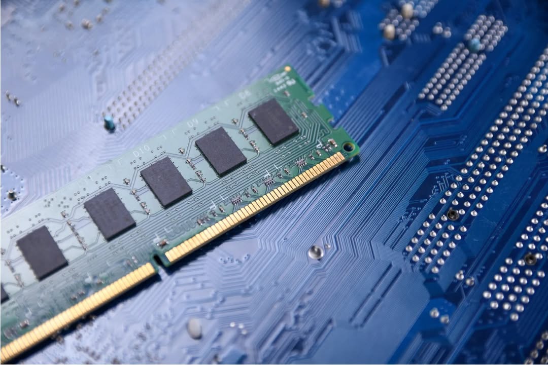 New Phoenix RowHammer attack cracks open DDR5 memory defenses in minutes
- Phoenix RowHammer variant affects DDR5 desktop systems, bypassing all known mitigations on SK Hynix chips
- Attackers can gain root access and steal RSA keys within minutes using default system settings
https://www.techradar.com/pro/security/new-phoenix-rowhammer-attack-cracks-open-ddr5-memory-defenses-in-minutes